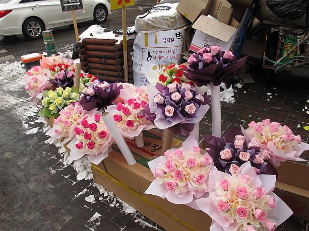 正門前にはお花屋さんがたくさん！これは最近良く見かけるピヌ（石鹸）で作られたお花！