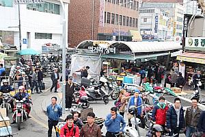 ドゥータなどファッションビルを挟んで裏側に広がる食料品市場「モクチャ広場」
