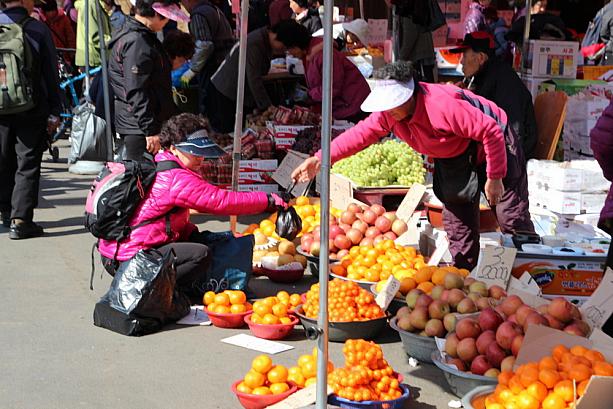 このあたりは青果市場。道端にカゴがはみ出しながら、ダイナミックに果物が売られています。マートと比べると、ほんと安くて量が多い！