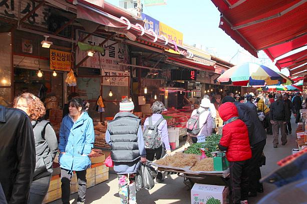 平日の昼間だというのに、市場の中は歩くのも大変なくらいの人の多さ！活気よく声が飛び交う市場は、まさに韓国らしさを感じられる場所！