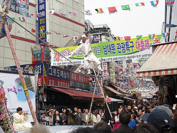 市場の中では「崇礼門復元記念南大門観光特区大祝祭」を開催していて、セールやステージ公演などが開催。韓国の祝賀行事で定番のチュルタギ（綱渡り）で大盛り上がり！