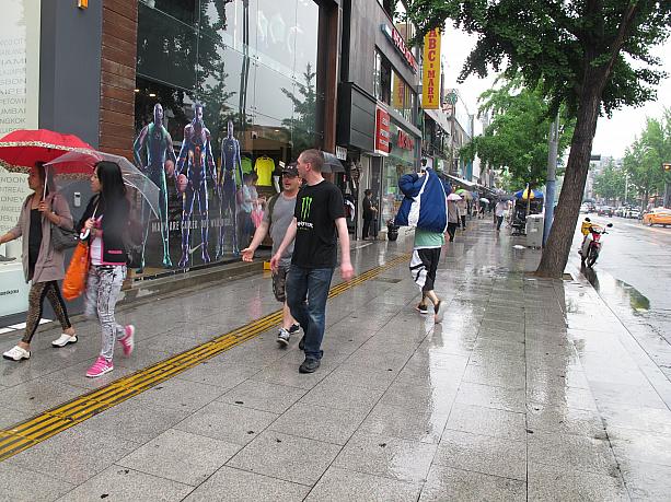あ、そういえば欧米系の人達は傘をささない人が多いような？？
