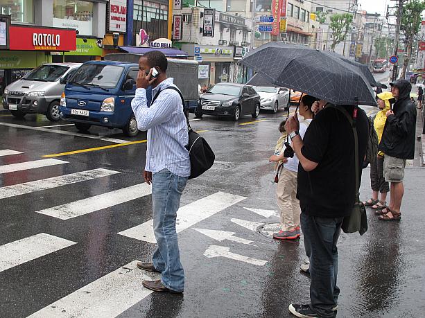 雨の中で傘もささずに電話したら、携帯電話が壊れちゃうよ！！