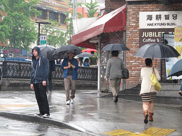 こちらはソウルでも外国人の多い梨泰院（イテウォン）。今日はザーザー雨が降ってます。