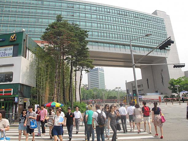 韓国の大学はもうそろそろ夏休みに入ってるはずだけど、学生はいるかな～？？