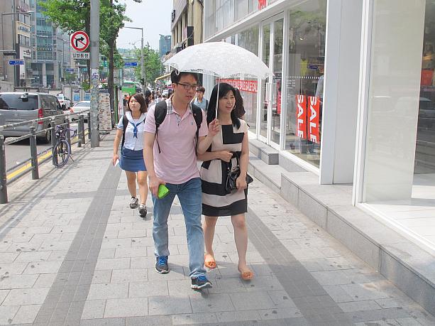 日傘まで相合傘しちゃうなんて、いかにも韓国式！？