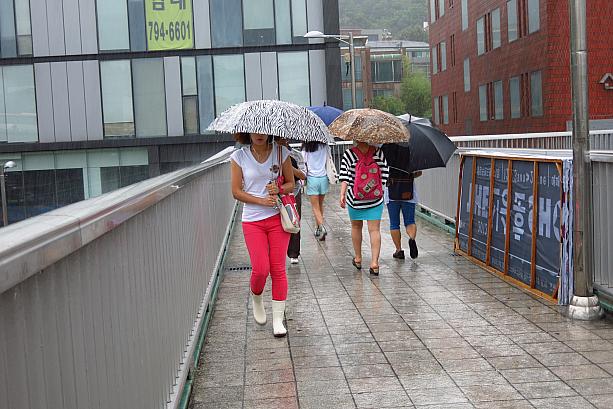 今週はしばらく雨が続くそう。傘はもちろん、レインブーツやサンダルなど、雨でも大丈夫な足元の準備もお忘れなく～～！
