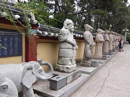 十二支の像が並んでいます。韓国では「いのしし」ではなく「豚」なのです