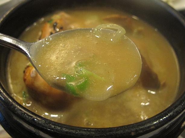 なんだかこのサムゲタンのスープはよく食べたことのあるサムゲタンよりも黄色い感じ？なんだか、カレーのような味がするのは・・・気のせい？？