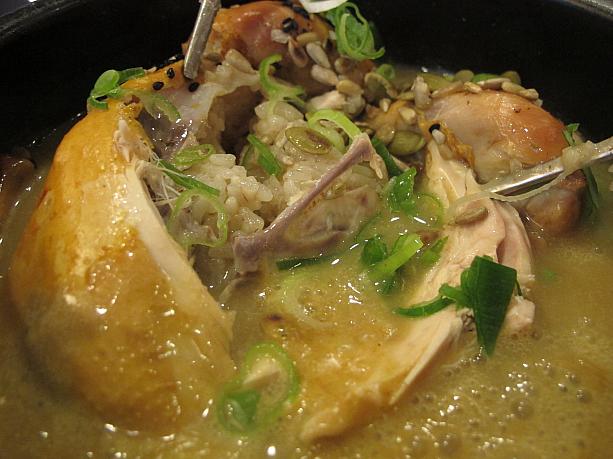 サムゲタンとは、鶏の中にもち米と高麗人参やニンニク、ナツメ、クリなどを詰めてまるまる一匹を煮込んだスープ料理。夏バテ回復効果もバツグン！？