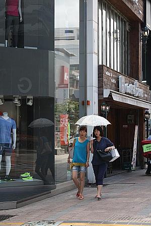 写真で見る釜山のファッションチェック！【2013年7月】 釜山のファッション 釜山のストリート・ファッション 釜山の流行 釜山の夏の服 釜山の夏のファッション サングラス 日傘 ７月の服装7月の服装