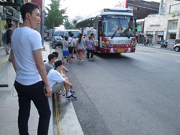 あ、ソウルシティーツアーバスだ！このバスは、ソウル市内をぐるぐる回っているバスで、一度乗れば１日乗り放題！リーズナブルだし気軽に利用できてとっても便利ですよ！