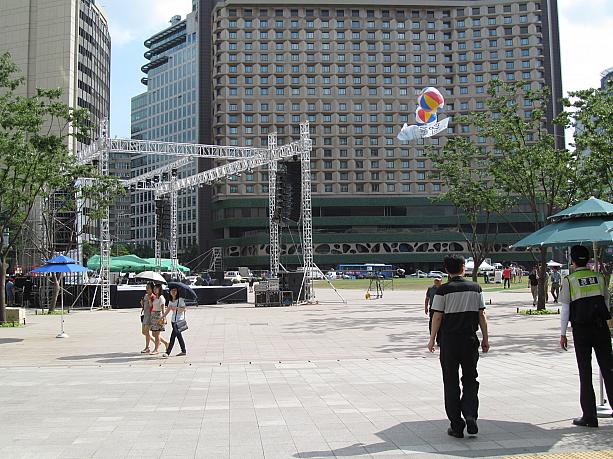 市庁舎前にあるソウル広場ではなにか行事でもあるのか暑い中、舞台を設置中。