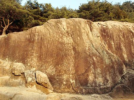 ☆石の仏像のほかにも、大きな岩に仏様が描かれています！