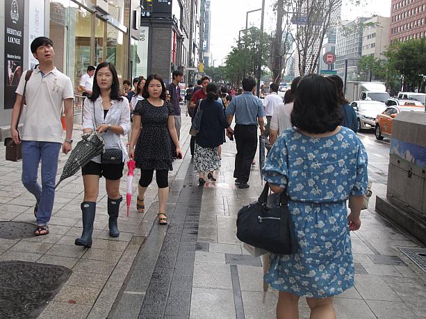 江南（カンナム）の大通りを通り過ぎていく人達も、それぞれの雨の日ファッション。サンダルだったり、長靴だったり～。