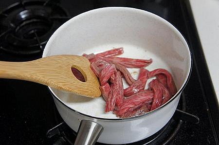 ⑦ 牛肉を炒める。