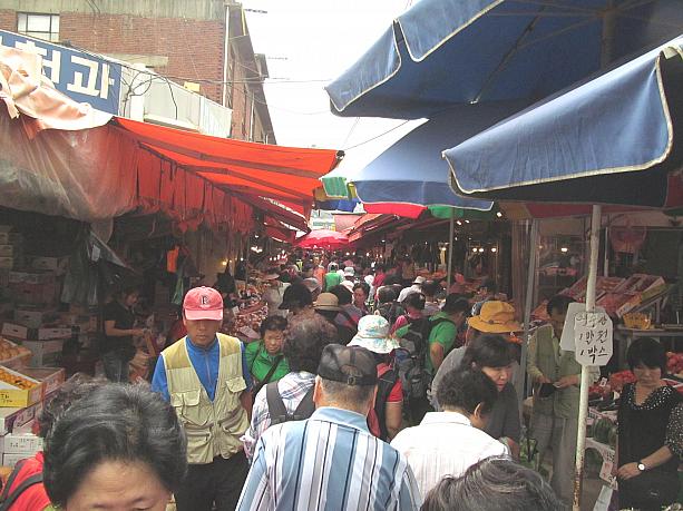 市場の中に入って行くと人の多さで足を踏まれたり、お客さんと大きな声でやりとりしたり！この市場の雰囲気で韓国だなぁ～て感じちゃいますね！