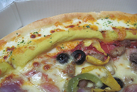 黄色の棒状の物がサツマイモのペーストで韓国のピザでは定番の人気だそうです。