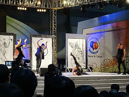 韓国を代表するノンバーバル・パフォーマンスの一つ、ドローイングショー。踊りながら絵を完成させていきます。