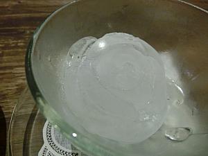 この氷、バラの形してる
