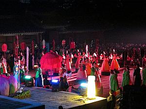 文政殿（ムンジョンジョン）前では伝統公演。