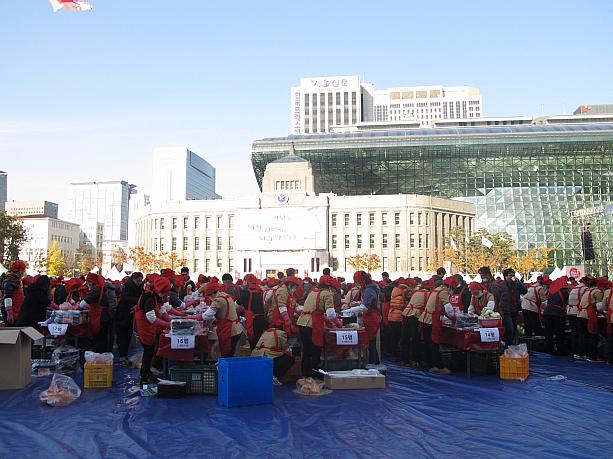 ソウル広場には赤いエプロンを付けた人たちがたくさん！何をしているのかといいますと・・・