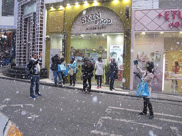 大量の、そして大粒の雪が舞い降りてきた今年の初雪。みなさん記念撮影中～。ソウルは本格的に冬に入ったよう。みなさん、あたたかい格好をしてソウルに遊びに来てくださいね＾＾