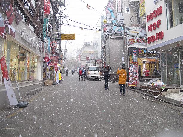 ・・・わぁーー！！！雪だー！！今日が記念すべきソウルの初雪です。一瞬にしてあたりが雪だらけに！