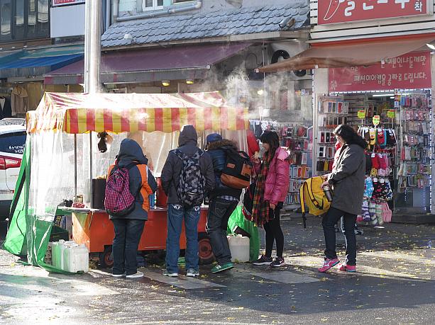 寒くなると出てくる屋台メニューといえば、やっぱりプンオパン（フナ焼き）！日本のたい焼きを小ぶりにした感じのもの。これが街中に出てくると、冬の訪れを感じます。