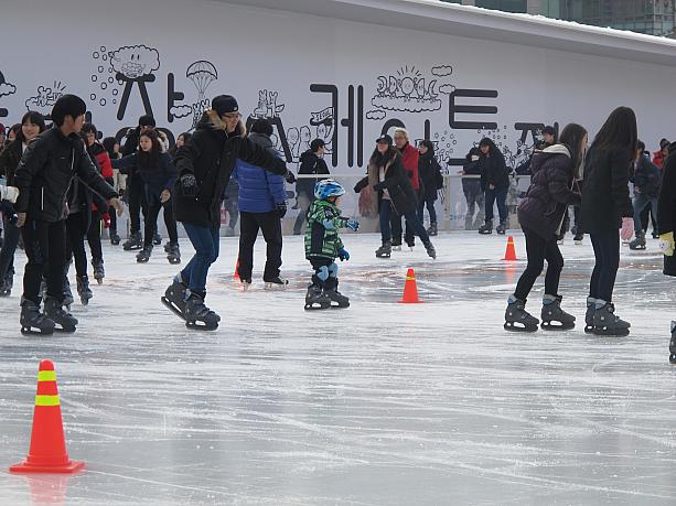ちっちゃいのに上手に滑ってる～！こちらのスケートリンク、靴のレンタル料も含めて１時間１０００ウォン！来年の２月下旬頃まで毎日滑れますよ。ソウル旅行の思い出にソウル市庁前でスケート！なんてイイかも！