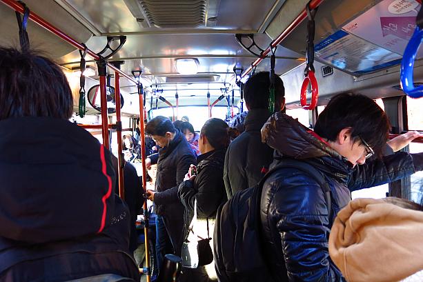 韓国には年末年始の連休なんてありません。お休みは1月1日だけで、2日からは平日！朝のバスの中もこのとおり～通勤の人々でいつものように満員です。