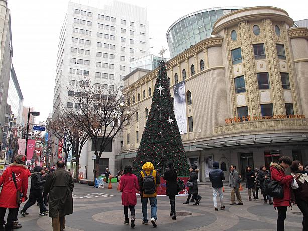 クリスマスは終わり年も明けたのに、明洞劇場の前にはまだ大きなクリスマスツリーが！