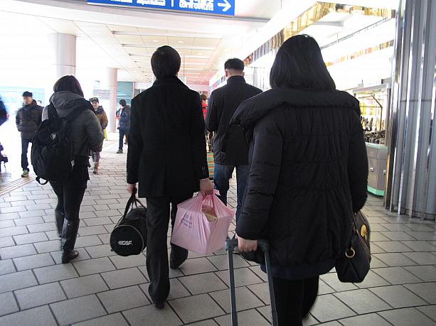 こちらは毎日多くの人が行き交うソウル駅。あっ風呂敷包みを持ってる人が！もしかしてソルラルソンムル（旧正月の贈り物）かな？