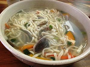 貝のダシが良く出たスープとモチモチ手打ち麺が美味しくてついつい食べ過ぎちゃう～。