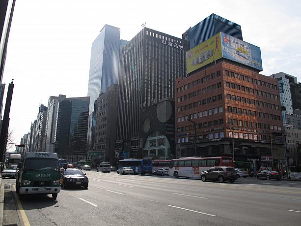 高層ビルが建ち並ぶ江南（カンナム）駅前のメインストリート。太陽の光が眩しいっ！