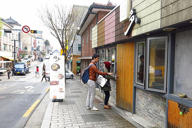 デートスポットとしても人気のこちら。ご飯を食べるなら韓屋村らしくこんな韓国料理店や、