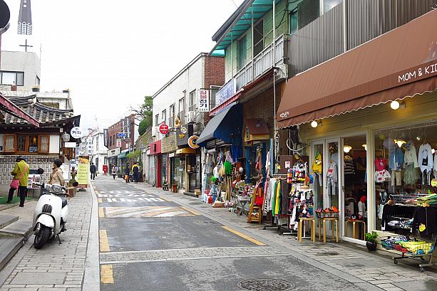 ステキなカフェや雑貨屋が並ぶ北村(プッチョン)の通り。韓屋(韓国の伝統家屋)が多く保存された地域として有名なこちらでも・・・
