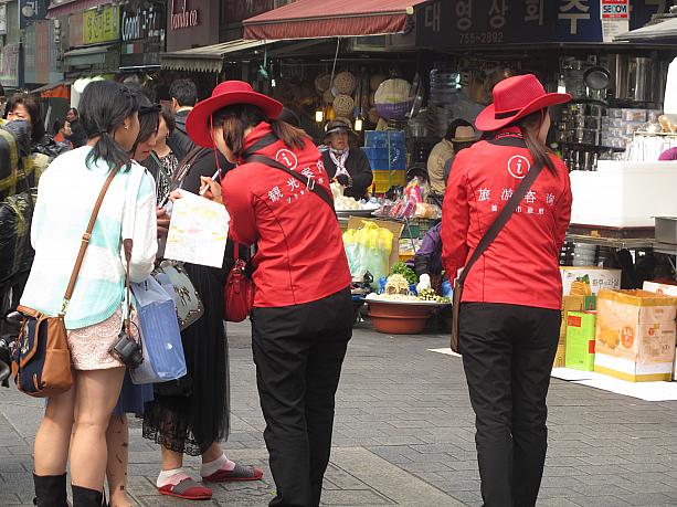赤い観光案内人も発見！南大門市場で道に迷っても安心です！