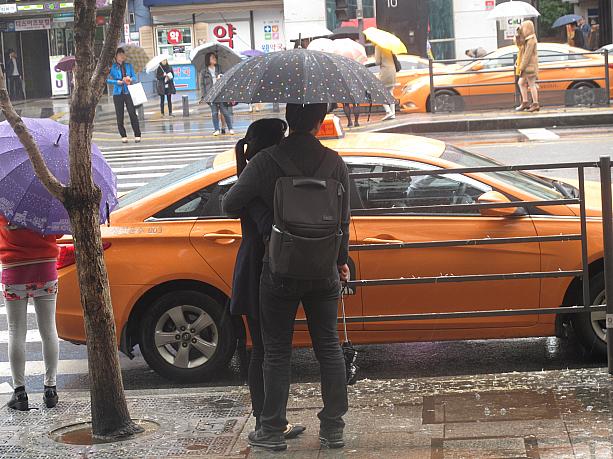 雨の日ファッションではないけど、雨の日の韓国でよく見かける光景！傘が２つあっても１つの傘を使う仲良しカップル^^雨が降るのは明日までで明後日からは晴れてまた暑くなりそうですよ～