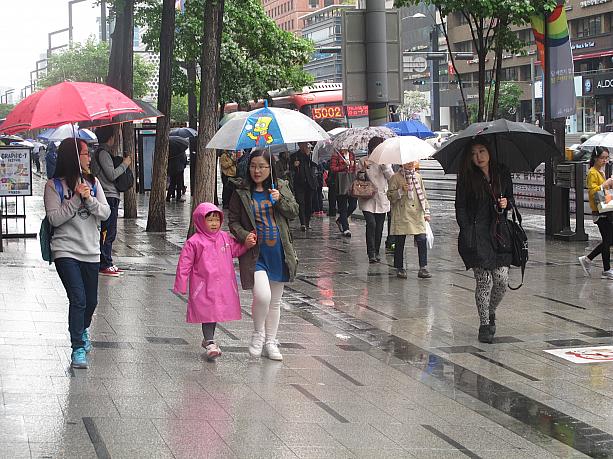 今日は雨が降り少し肌寒いくらいのソウル。こちら江南駅周辺でも先週に比べると厚手の長袖やトレンチコートを着ている人が多いかな！？