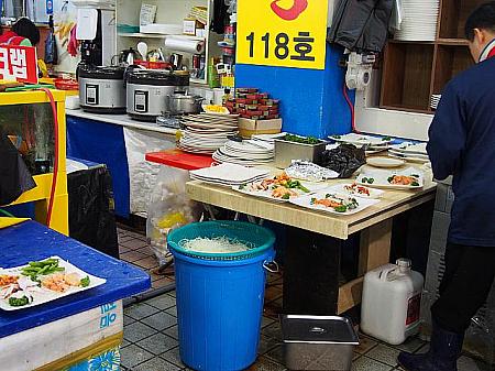 1F市場のお店でお魚をさばいてお皿に盛り付けてくれます
