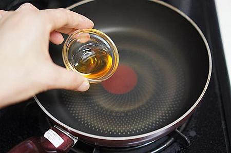 ⑪中火で熱したフライパンに、ごま油を敷く。