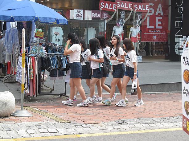 女子高生達を発見！韓国の制服は日本とは違ってタイトなスカートにぴったり目シャツが多いんですよ。