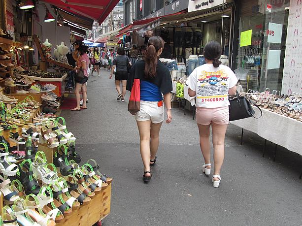 今日はそんな梨大を歩く女の子たちのファッションをチェックしてみよ～。こちらの女の子たちはTシャツにカラーショートパンツで夏らしく！