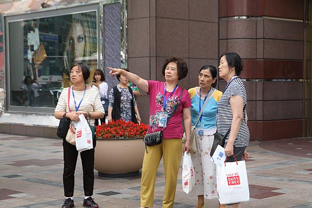 こちらは中国人の観光客の方のよう！たくさん買い物去れましたかぁ～？？