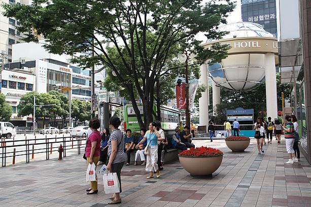 西面の待ち合わせ場所としても人気の高い、ロッテデパート釜山本店の正門前！