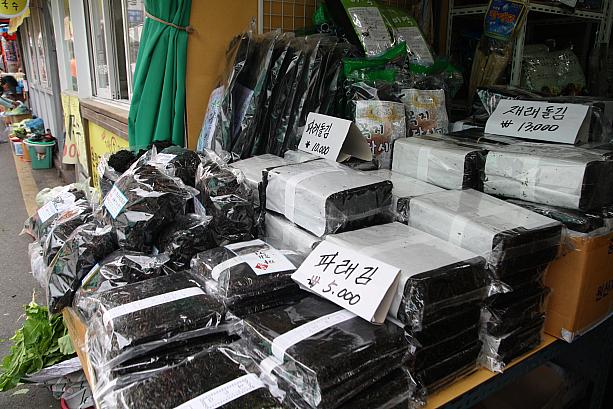 市場で釜山土産を見つけてみよう～！お決まりは韓国海苔！