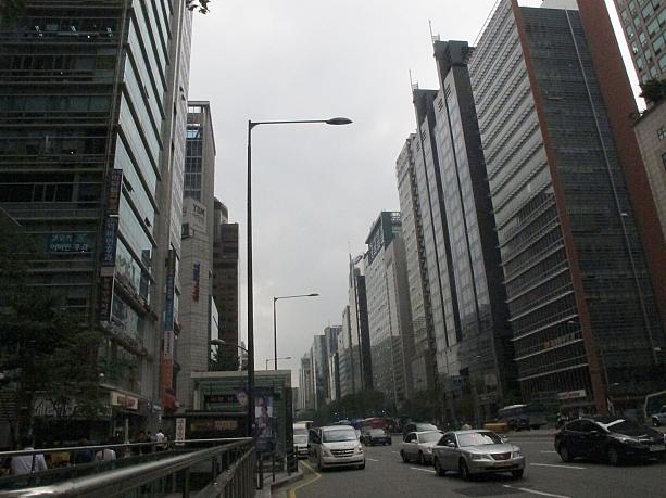 高層ビルが建ち並ぶビジネス街、江南。