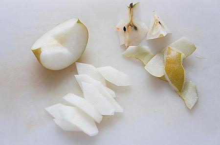②梨は皮をむき、種を取って１㎝厚さのいちょう切りにする。