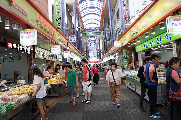 富平市場にやってきました～！こちらは釜山名物おでんのお店がたくさん立ち並んでいますよ～！
